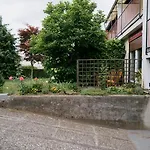 C17 4-bedroom Private Row House With Garden And Parking Vakantiehuis *