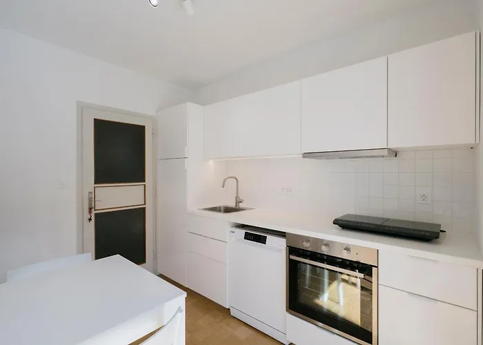 Dom wakacyjny C17 4-bedroom Private Row House With Garden And Parking *