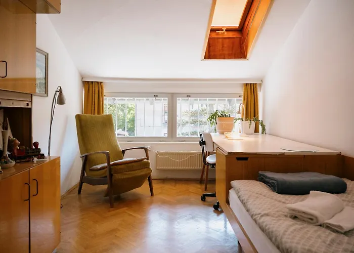 C17 4-bedroom Private Row House With Garden And Parking *